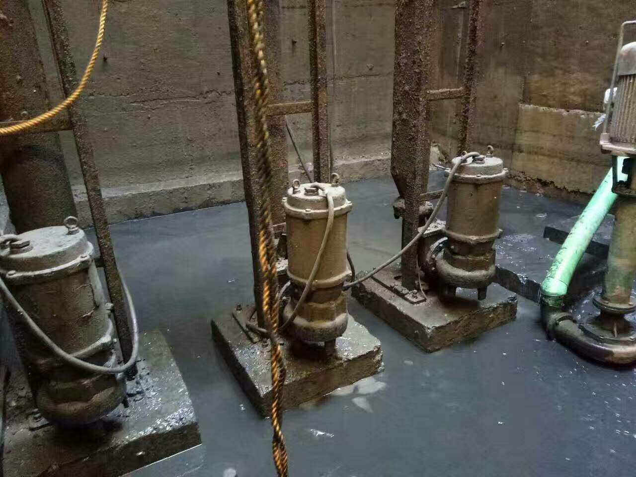 贡山污水池清理