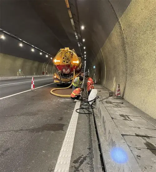 贡山隧道排水渠清淤